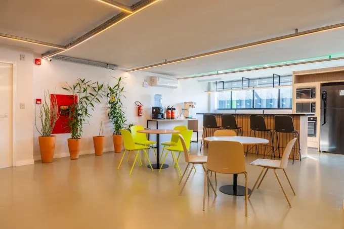 Área de convivência do coworking onde fica a sede da Novvacar, em Tubarão (SC)